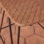 Tabouret de comptoir - Avec son dossier incurvé gracieux et ses pieds épingles fins, ce tabouret apporte une forme architecturale intemporelle aux cuisines et aux comptoirs.