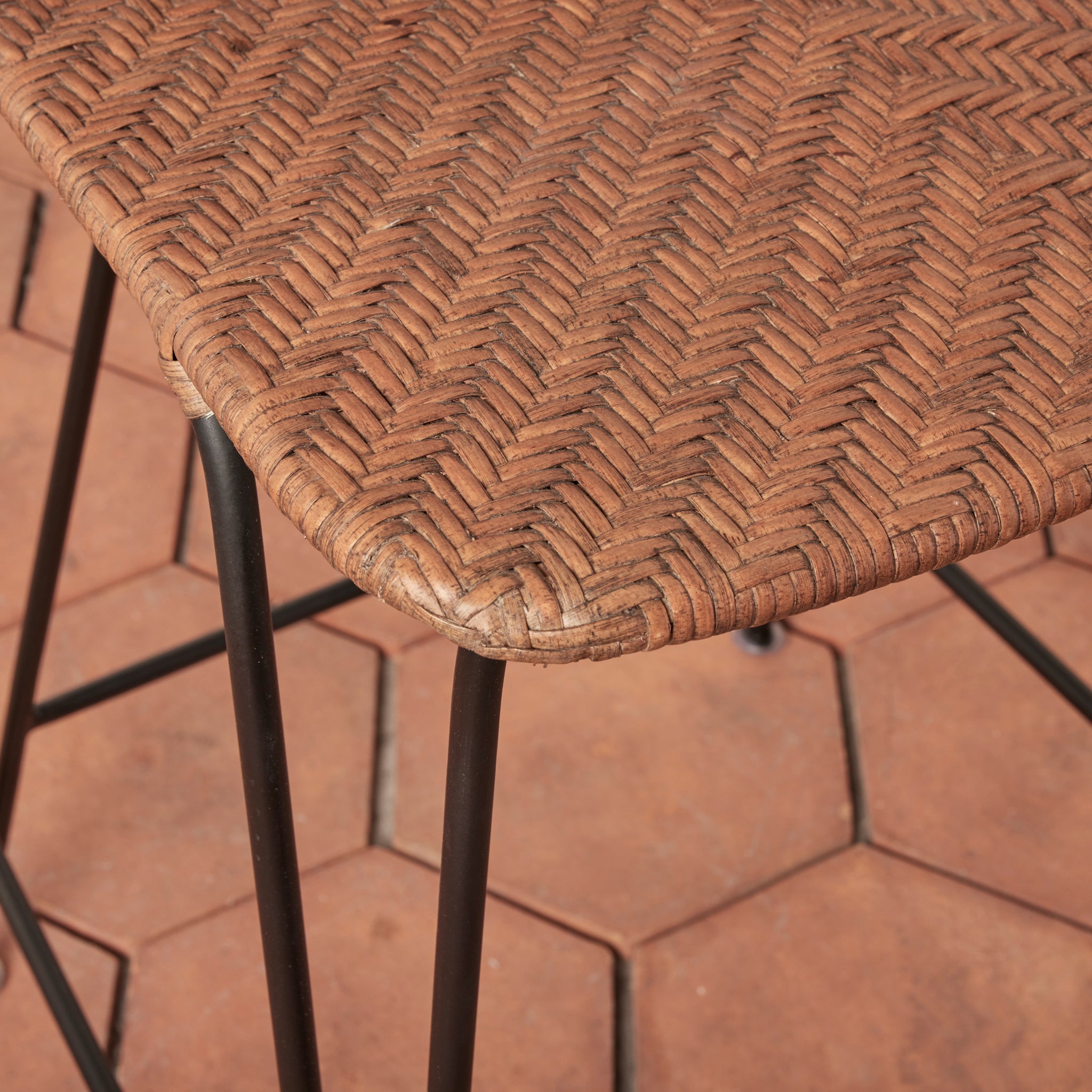 Tabouret de comptoir - Avec son dossier incurvé gracieux et ses pieds épingles fins, ce tabouret apporte une forme architecturale intemporelle aux cuisines et aux comptoirs.