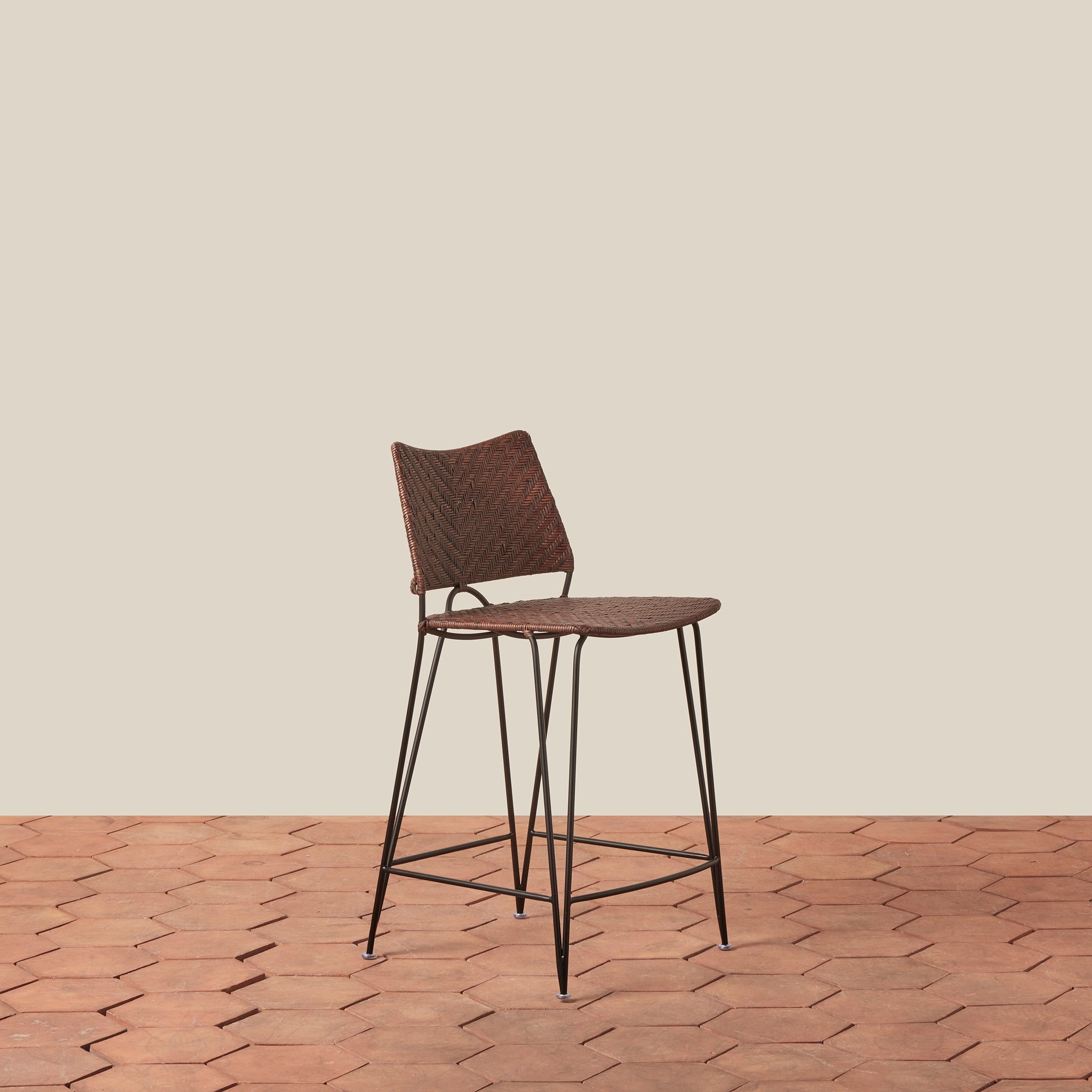 Tabouret de comptoir - Avec son dossier incurvé gracieux et ses pieds épingles fins, ce tabouret apporte une forme architecturale intemporelle aux cuisines et aux comptoirs.