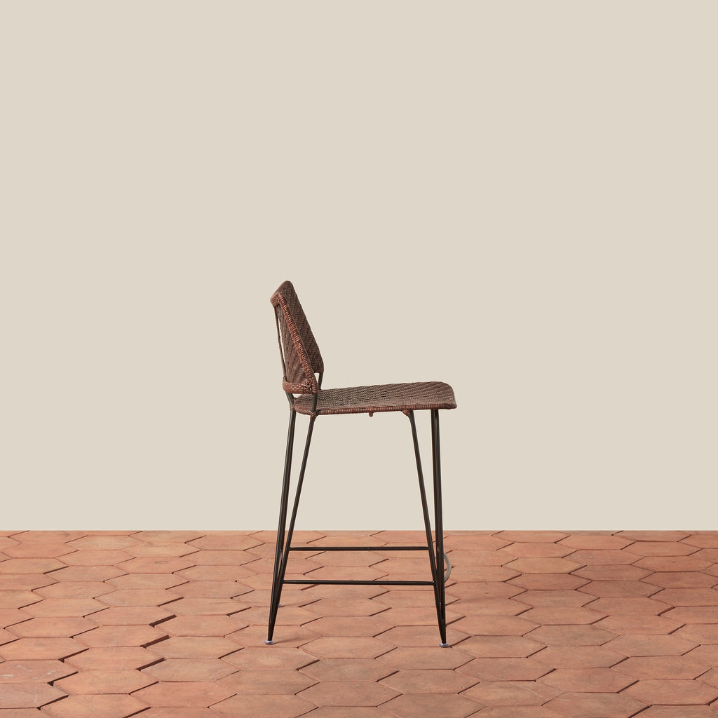 Tabouret de comptoir - Avec son dossier incurvé gracieux et ses pieds épingles fins, ce tabouret apporte une forme architecturale intemporelle aux cuisines et aux comptoirs.