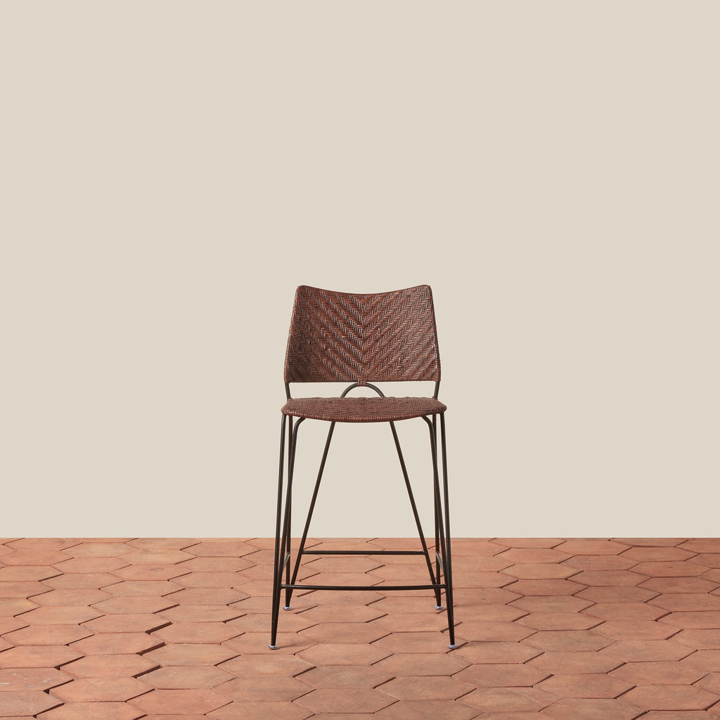 Tabouret de comptoir - Avec son dossier incurvé gracieux et ses pieds épingles fins, ce tabouret apporte une forme architecturale intemporelle aux cuisines et aux comptoirs.