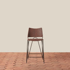 Tabouret de comptoir - Avec son dossier incurvé gracieux et ses pieds épingles fins, ce tabouret apporte une forme architecturale intemporelle aux cuisines et aux comptoirs.