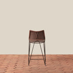 Tabouret de comptoir - Avec son dossier incurvé gracieux et ses pieds épingles fins, ce tabouret apporte une forme architecturale intemporelle aux cuisines et aux comptoirs.