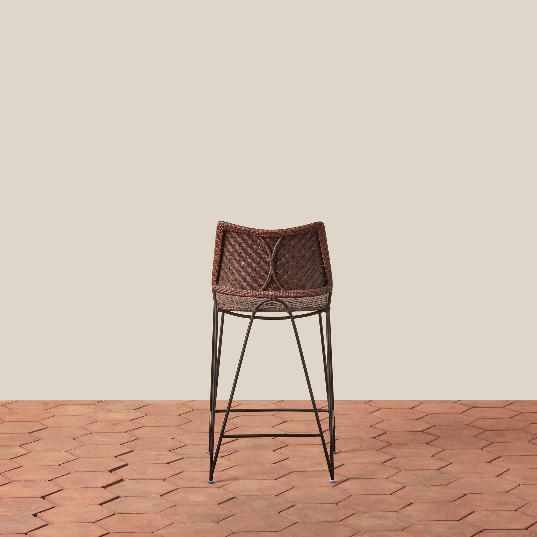 Tabouret de comptoir - Avec son dossier incurvé gracieux et ses pieds épingles fins, ce tabouret apporte une forme architecturale intemporelle aux cuisines et aux comptoirs.
