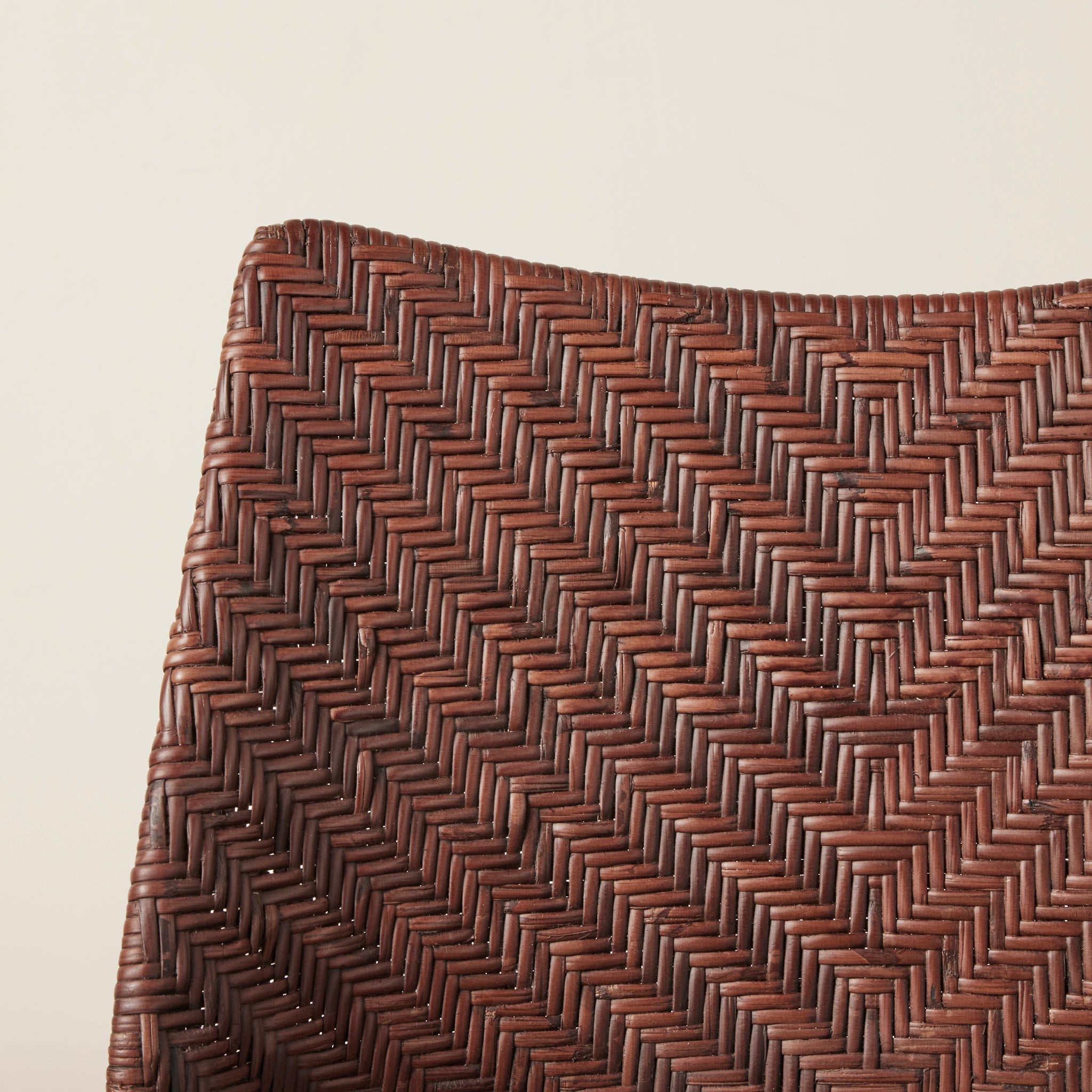Tabouret de comptoir - Avec son dossier incurvé gracieux et ses pieds épingles fins, ce tabouret apporte une forme architecturale intemporelle aux cuisines et aux comptoirs.