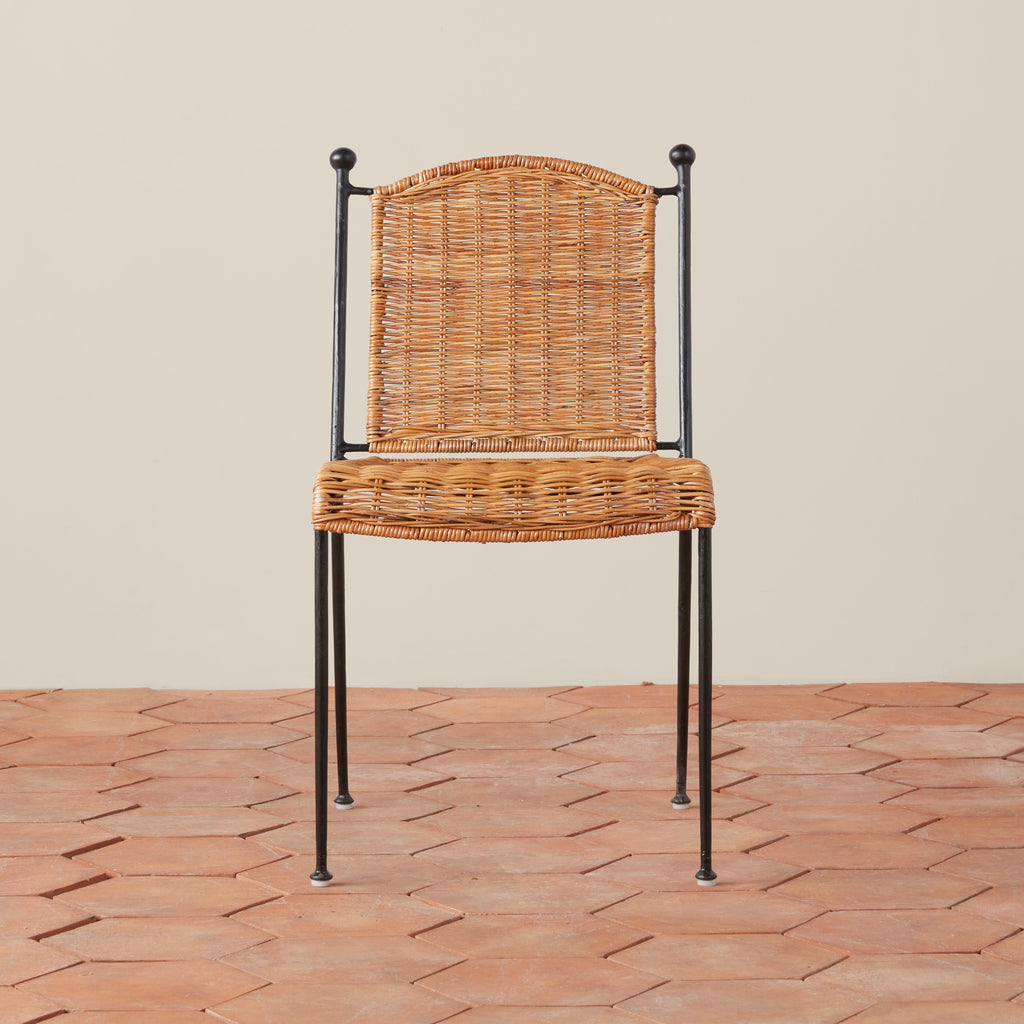 Chaise de salle à manger - fabriquée à partir de rotin issu de sources durables et de fer forgé martelé à la main, cette chaise de salle à manger empilable d'inspiration vintage...