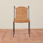 Chaise de salle à manger - fabriquée à partir de rotin issu de sources durables et de fer forgé martelé à la main, cette chaise de salle à manger empilable d'inspiration vintage...