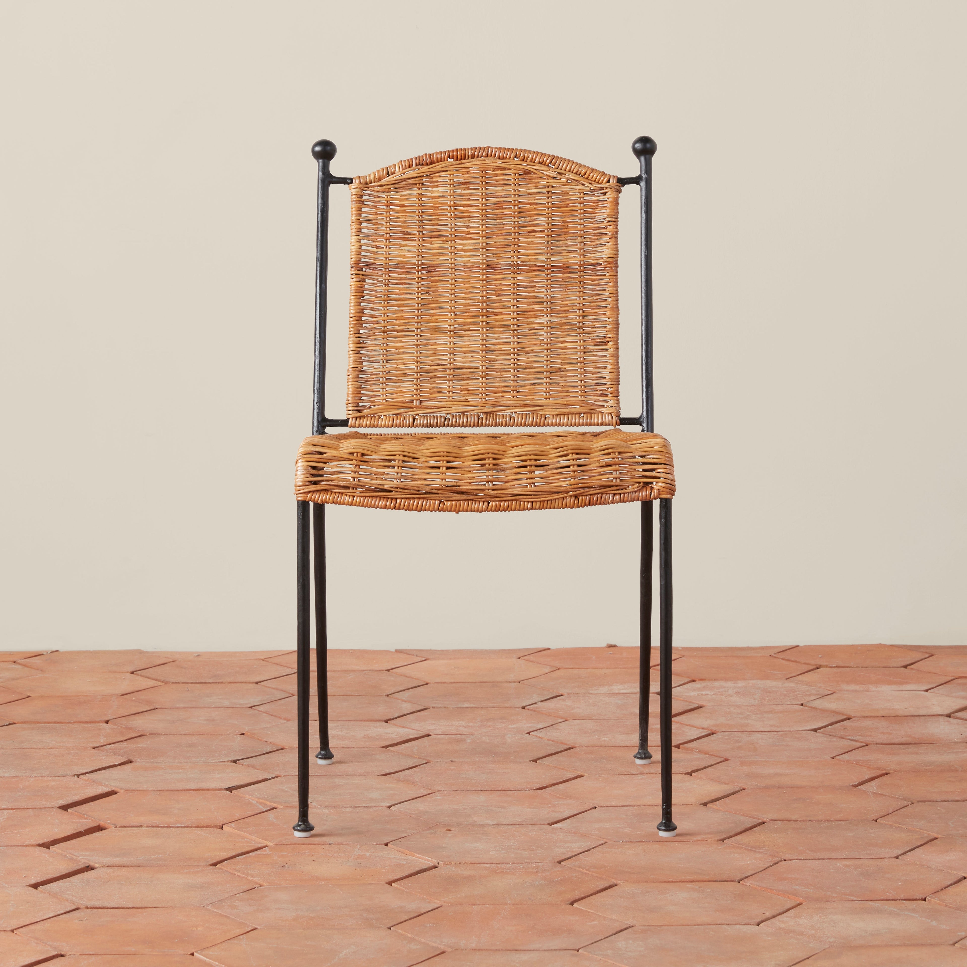 Chaise de salle à manger - fabriquée à partir de rotin issu de sources durables et de fer forgé martelé à la main, cette chaise de salle à manger empilable d'inspiration vintage...