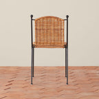 Chaise de salle à manger - fabriquée à partir de rotin issu de sources durables et de fer forgé martelé à la main, cette chaise de salle à manger empilable d'inspiration vintage...