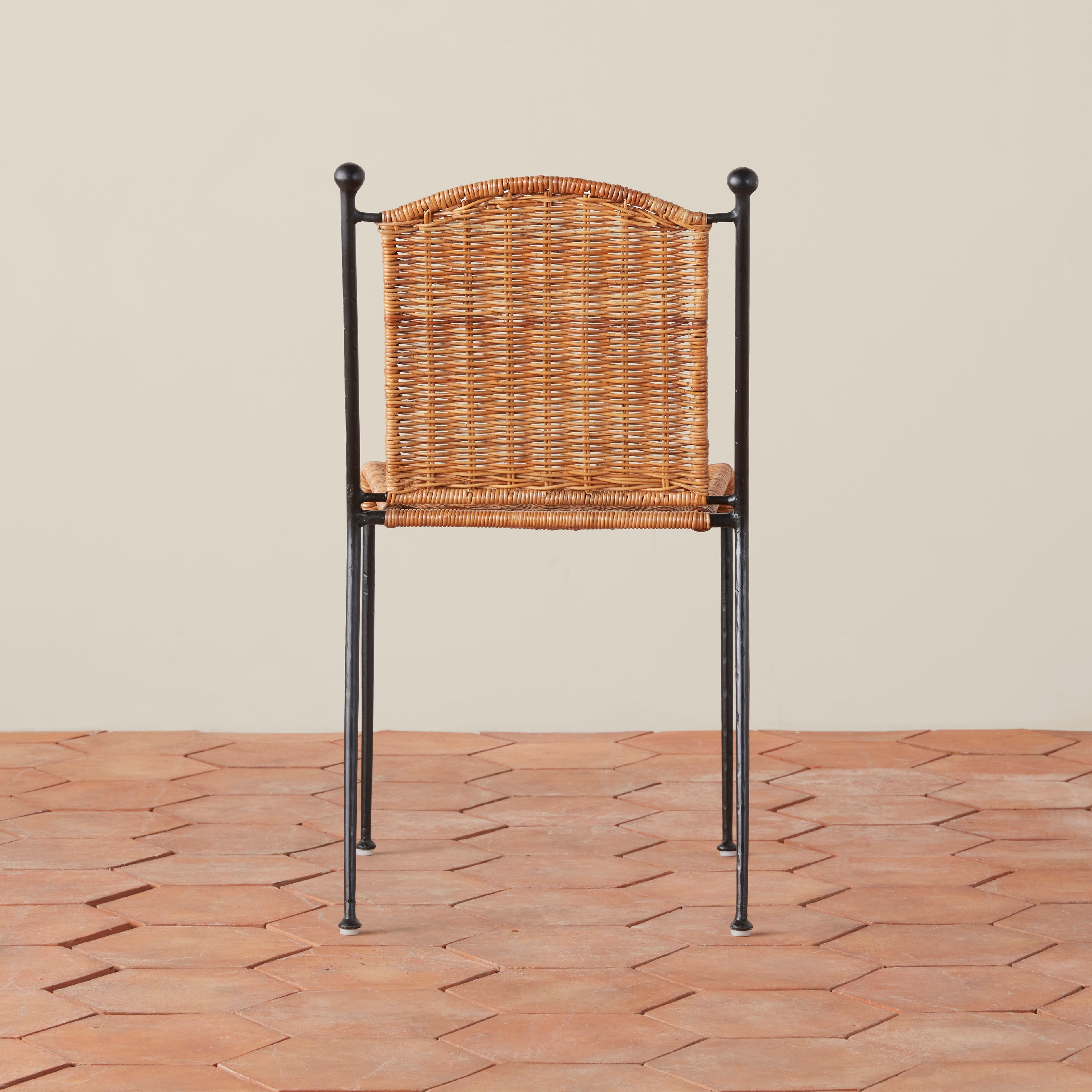 Chaise de salle à manger - fabriquée à partir de rotin issu de sources durables et de fer forgé martelé à la main, cette chaise de salle à manger empilable d'inspiration vintage...