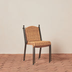 Chaise de salle à manger - fabriquée à partir de rotin issu de sources durables et de fer forgé martelé à la main, cette chaise de salle à manger empilable d'inspiration vintage...
