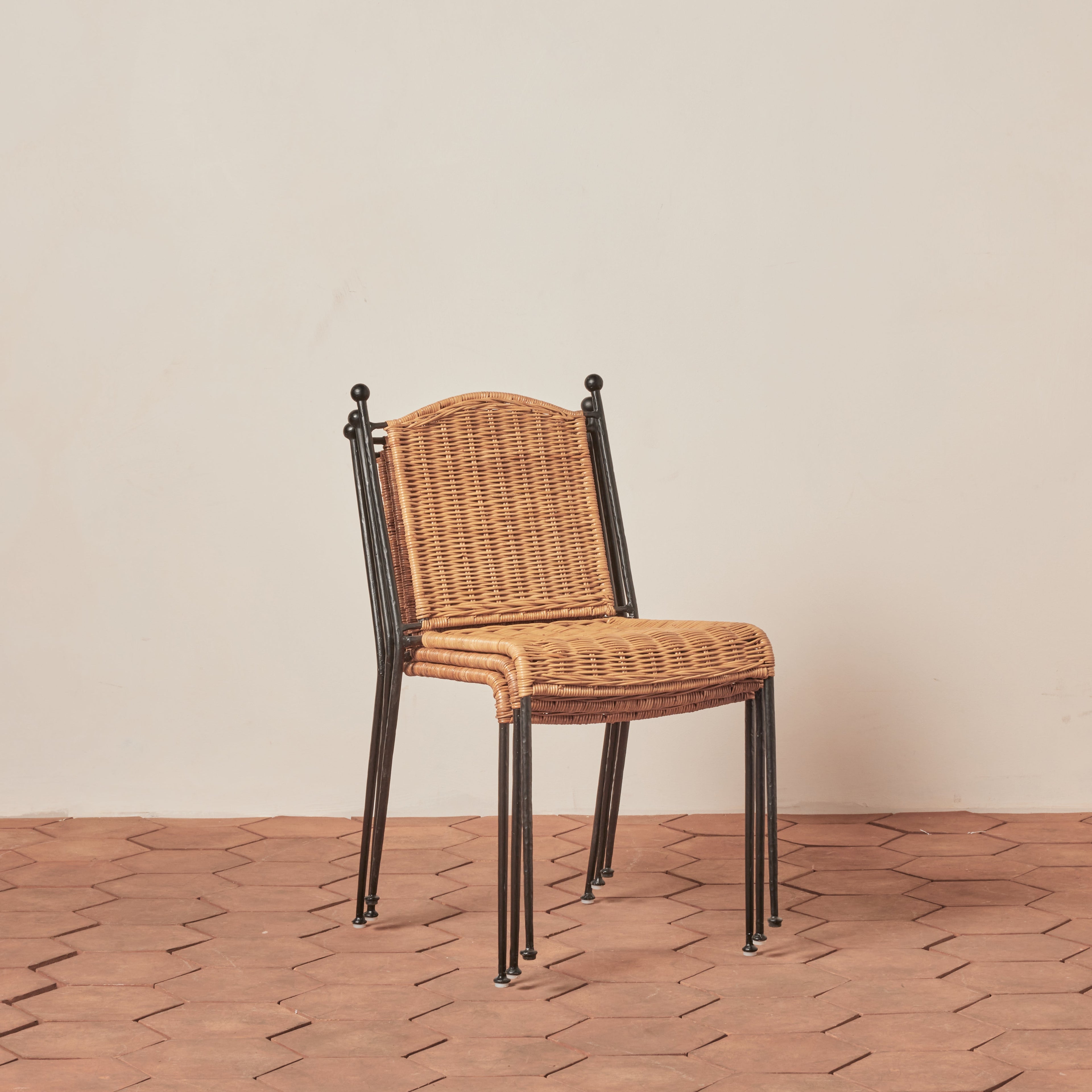 Chaise de salle à manger - fabriquée à partir de rotin issu de sources durables et de fer forgé martelé à la main, cette chaise de salle à manger empilable d'inspiration vintage...