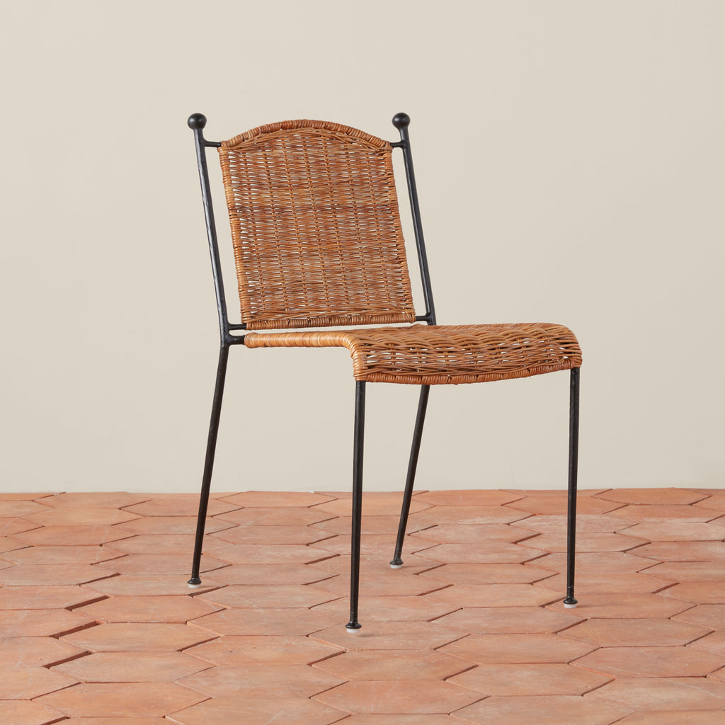 Chaise de salle à manger - fabriquée à partir de rotin issu de sources durables et de fer forgé martelé à la main, cette chaise de salle à manger empilable d'inspiration vintage...
