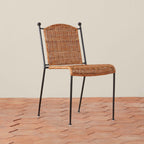 Chaise de salle à manger - fabriquée à partir de rotin issu de sources durables et de fer forgé martelé à la main, cette chaise de salle à manger empilable d'inspiration vintage...