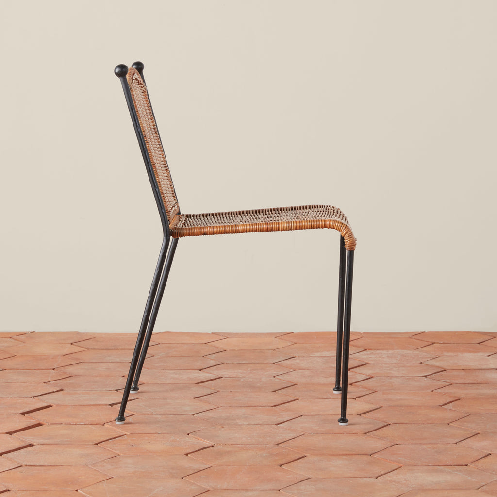 Chaise de salle à manger - fabriquée à partir de rotin issu de sources durables et de fer forgé martelé à la main, cette chaise de salle à manger empilable d'inspiration vintage...