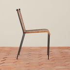 Chaise de salle à manger - fabriquée à partir de rotin issu de sources durables et de fer forgé martelé à la main, cette chaise de salle à manger empilable d'inspiration vintage...