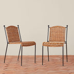 Chaise de salle à manger - fabriquée à partir de rotin issu de sources durables et de fer forgé martelé à la main, cette chaise de salle à manger empilable d'inspiration vintage...