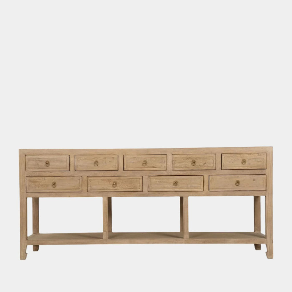Buffet en orme – classique et neutre, cette pièce est dotée de quatre portes avec étagères et d'une poignée en laiton antique, le buffet en orme se prête à une...