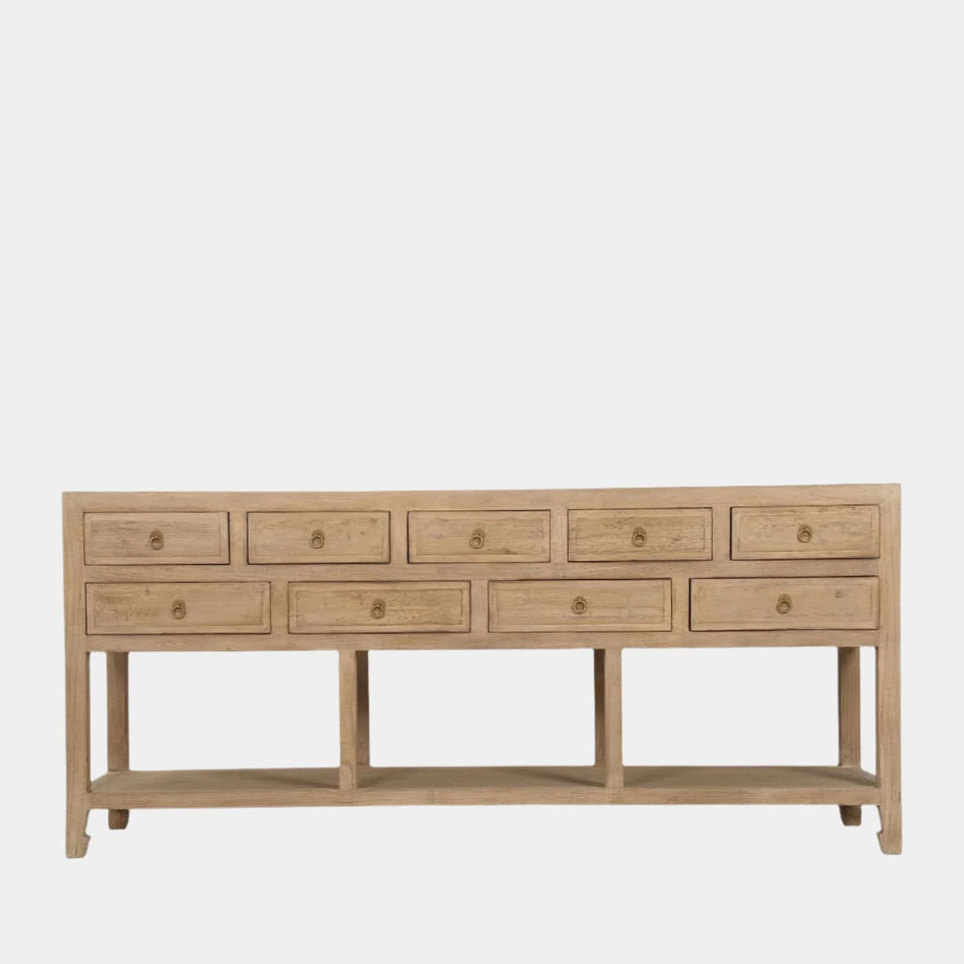 Buffet en orme – classique et neutre, cette pièce est dotée de quatre portes avec étagères et d'une poignée en laiton antique, le buffet en orme se prête à une...