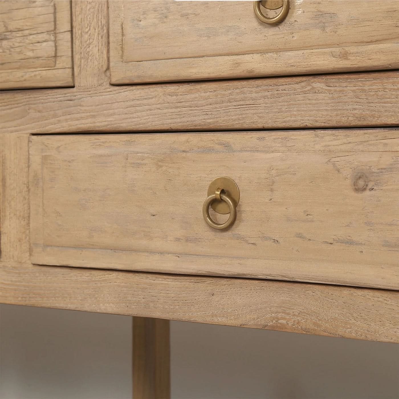 Buffet en orme – classique et neutre, cette pièce est dotée de quatre portes avec étagères et d'une poignée en laiton antique, le buffet en orme se prête à une...