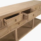 Buffet en orme – classique et neutre, cette pièce est dotée de quatre portes avec étagères et d'une poignée en laiton antique, le buffet en orme se prête à une...