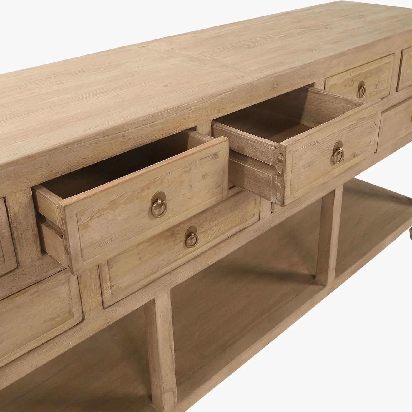 Buffet en orme – classique et neutre, cette pièce est dotée de quatre portes avec étagères et d'une poignée en laiton antique, le buffet en orme se prête à une...