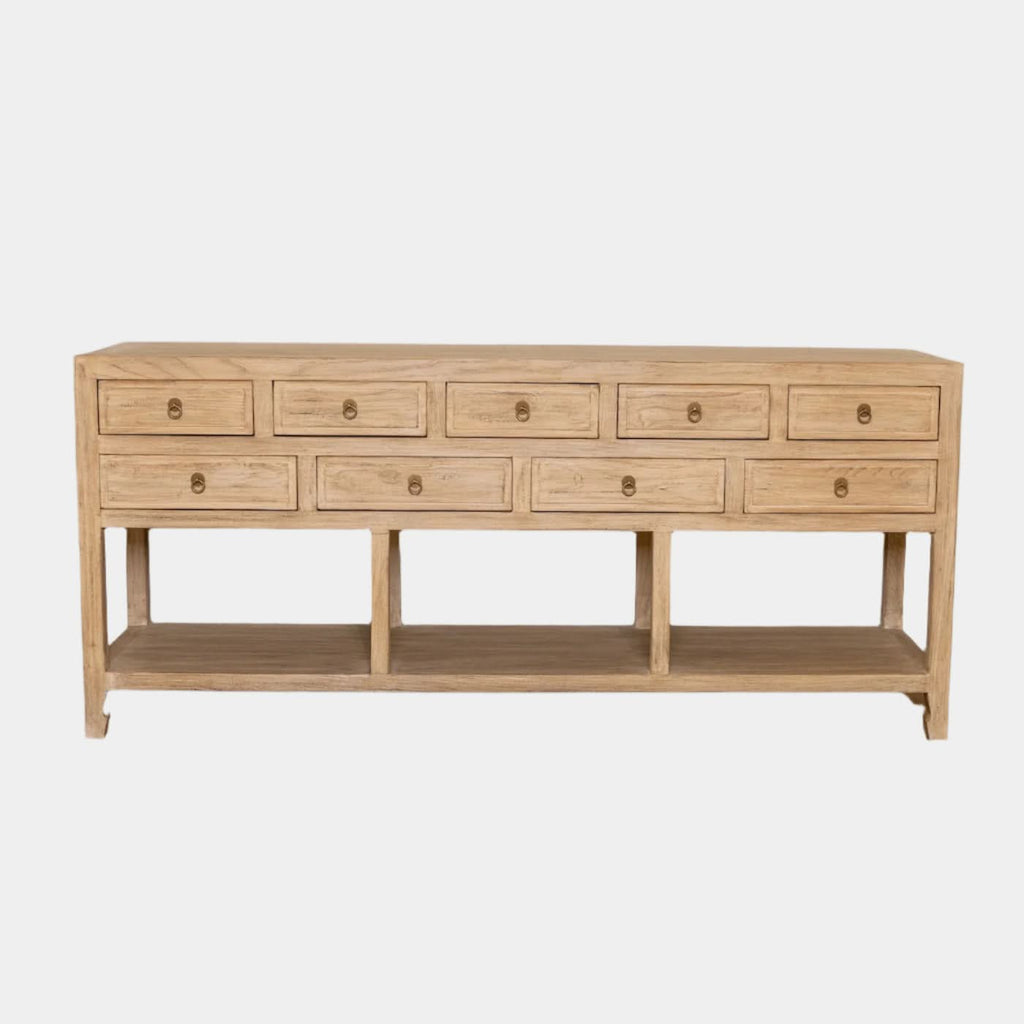 Buffet en orme – classique et neutre, cette pièce est dotée de quatre portes avec étagères et d'une poignée en laiton antique, le buffet en orme se prête à une...