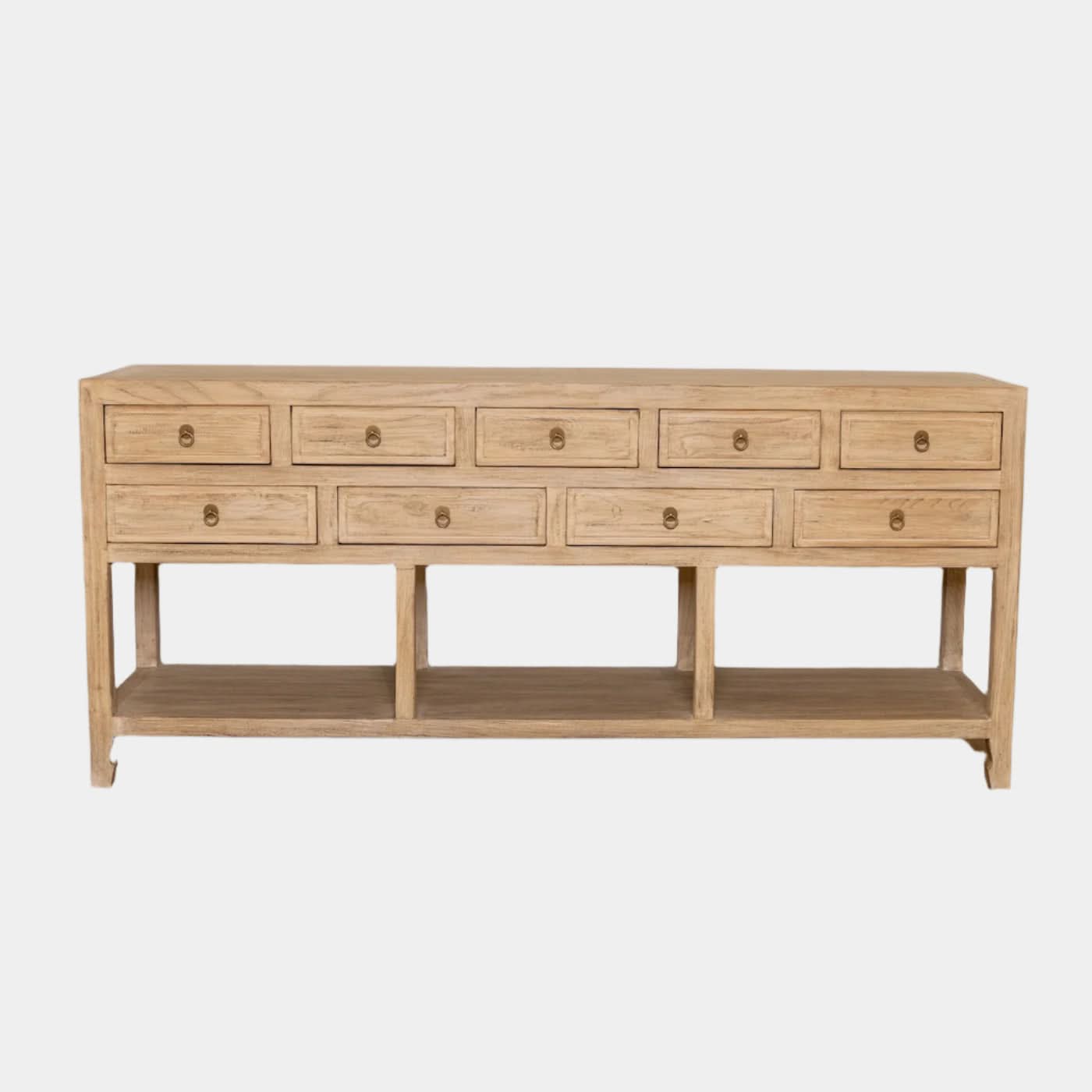 Buffet en orme – classique et neutre, cette pièce est dotée de quatre portes avec étagères et d'une poignée en laiton antique, le buffet en orme se prête à une...