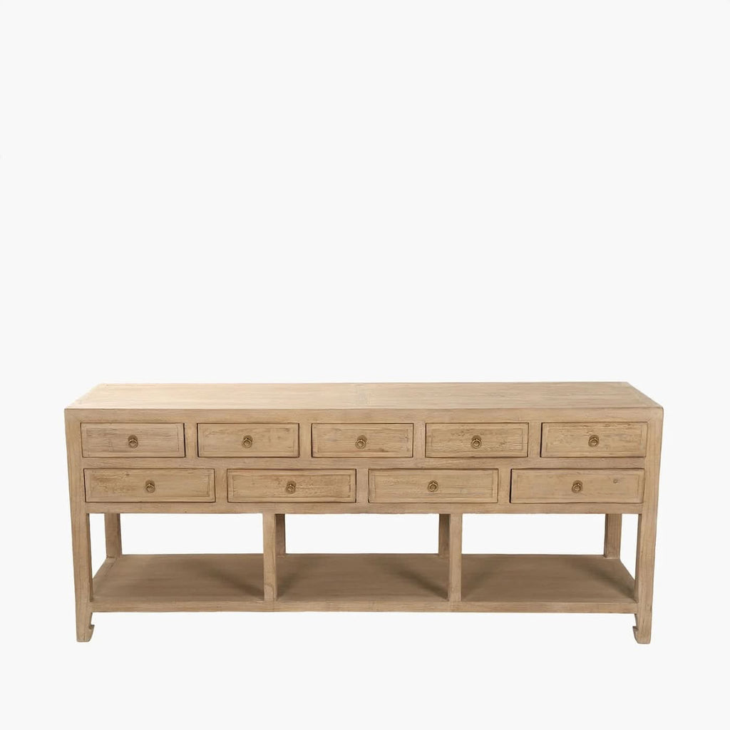 Buffet en orme – classique et neutre, cette pièce est dotée de quatre portes avec étagères et d'une poignée en laiton antique, le buffet en orme se prête à une...