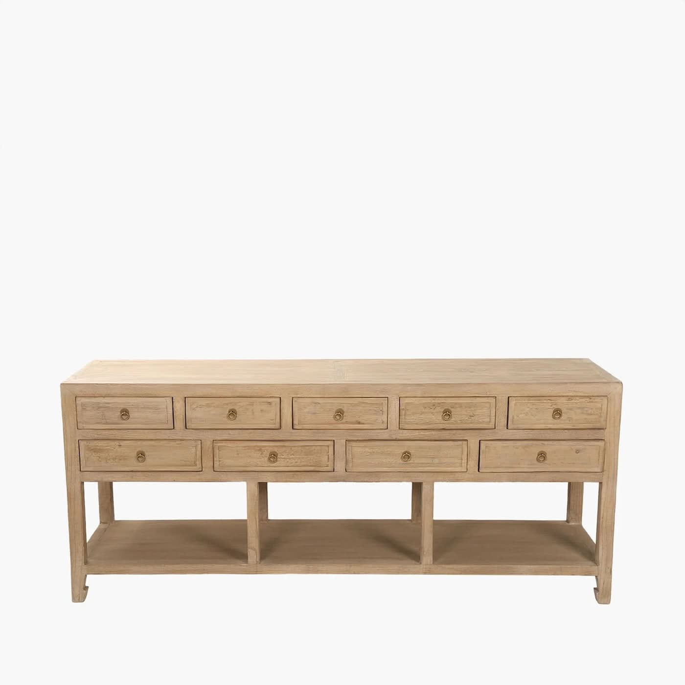 Buffet en orme – classique et neutre, cette pièce est dotée de quatre portes avec étagères et d'une poignée en laiton antique, le buffet en orme se prête à une...