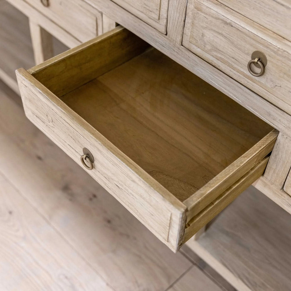 Buffet en orme – classique et neutre, cette pièce est dotée de quatre portes avec étagères et d'une poignée en laiton antique, le buffet en orme se prête à une...