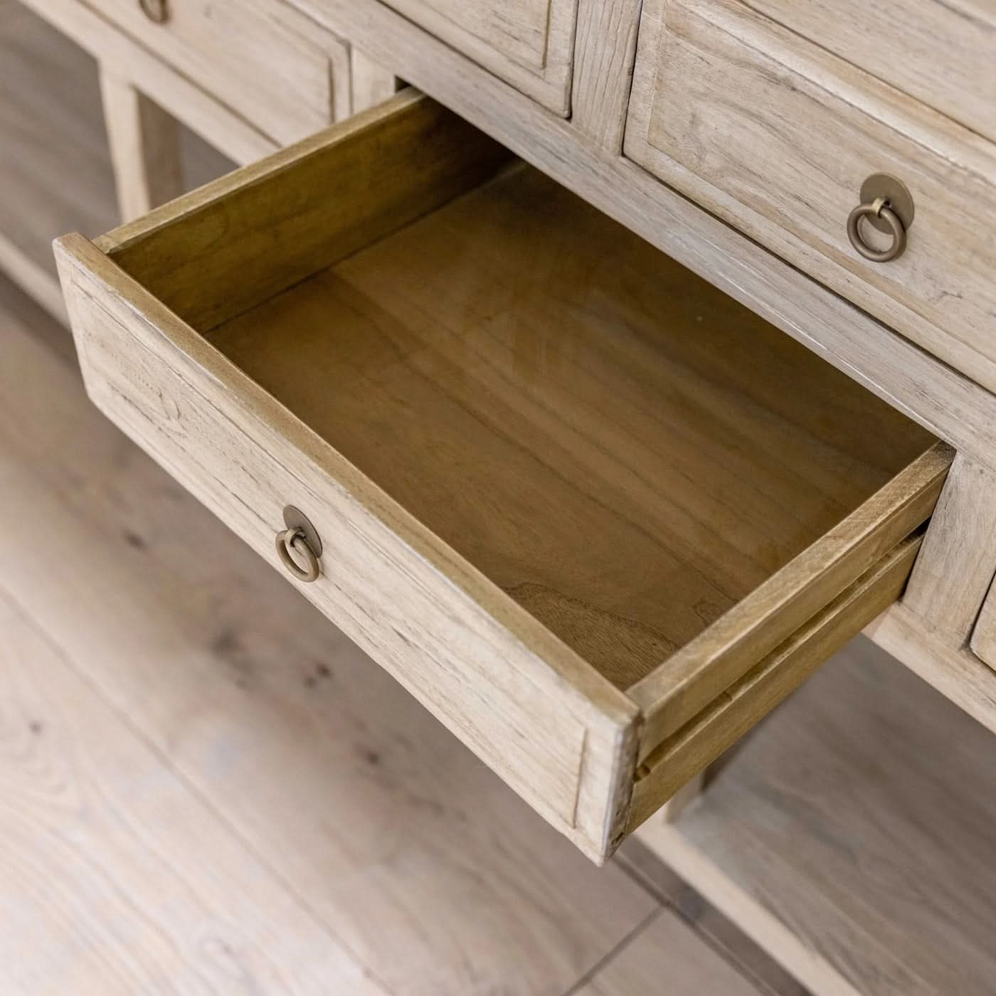Buffet en orme – classique et neutre, cette pièce est dotée de quatre portes avec étagères et d'une poignée en laiton antique, le buffet en orme se prête à une...