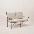 Causeuse d'extérieur  – Accueillant confortablement deux adultes, avec une place douillette pour un troisième, cette causeuse est parfaite pour les réunions intimes ou les moments de calme...
