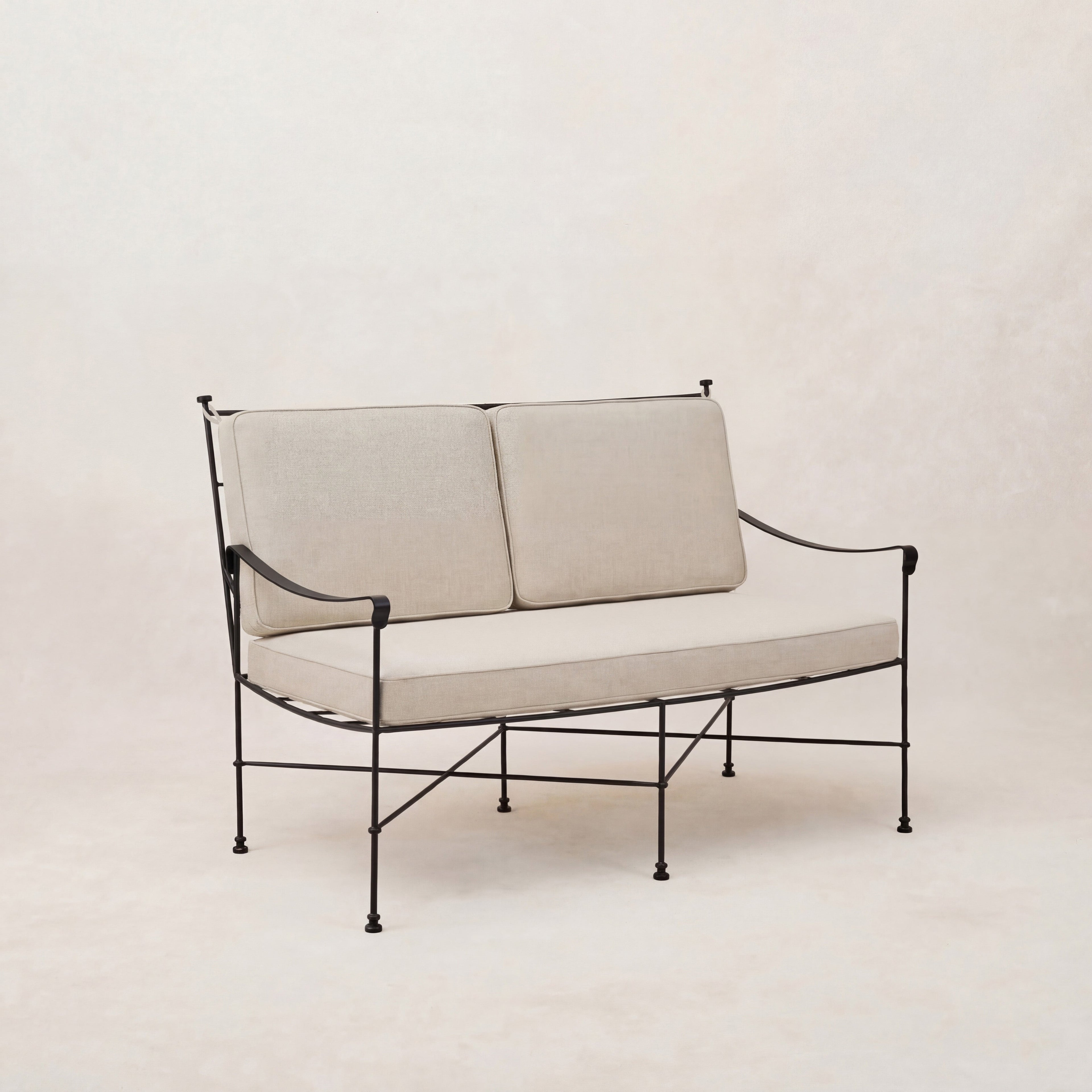 Causeuse d'extérieur  – Accueillant confortablement deux adultes, avec une place douillette pour un troisième, cette causeuse est parfaite pour les réunions intimes ou les moments de calme...