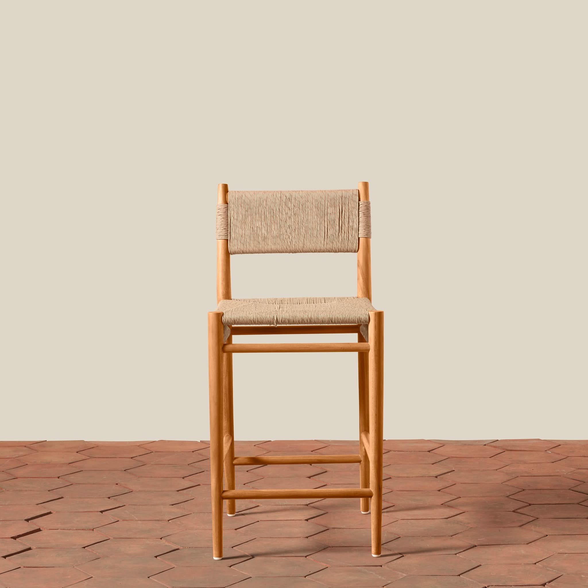 Tabouret de comptoir - Le jonc synthétique résistant aux intempéries offre une option élégante et durable pour les repas en extérieur ou les zones de repas de cuisine très fréquentées