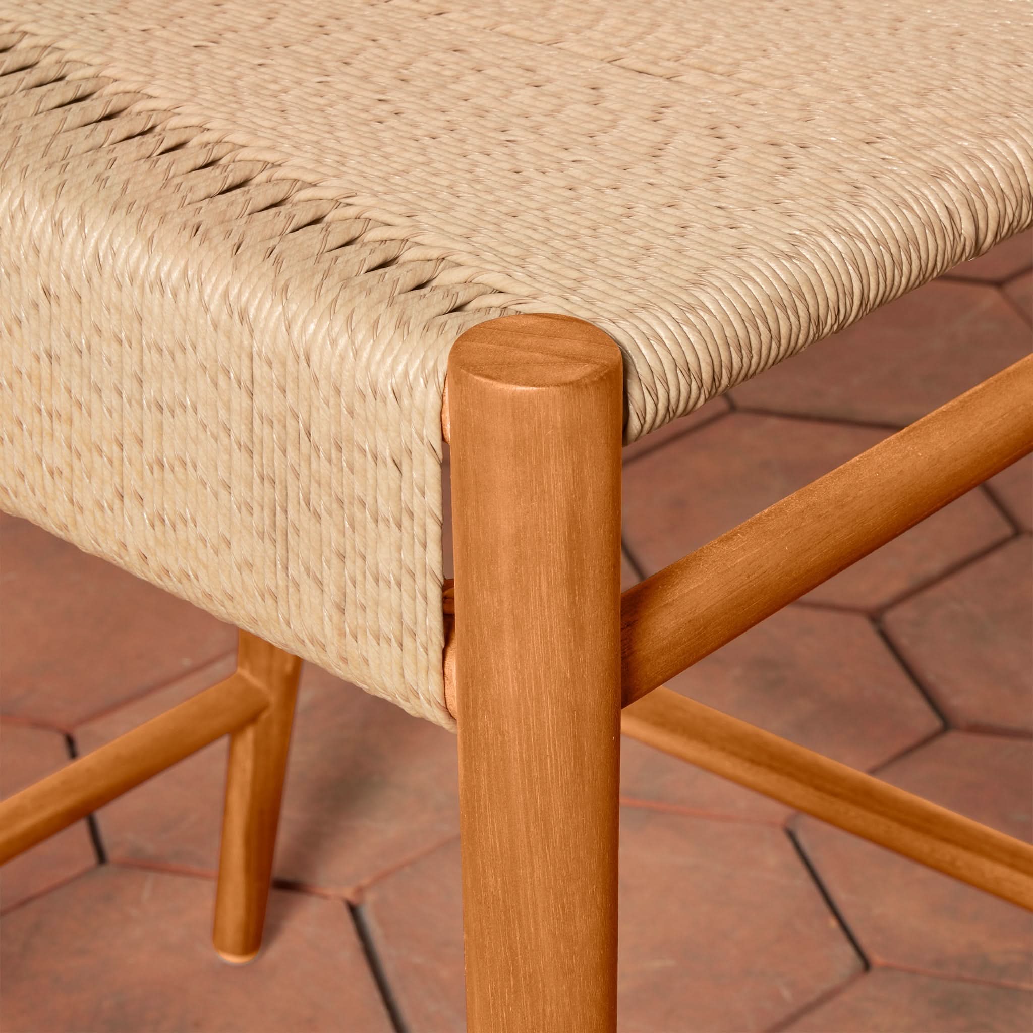 Tabouret de comptoir - Le jonc synthétique résistant aux intempéries offre une option élégante et durable pour les repas en extérieur ou les zones de repas de cuisine très fréquentées