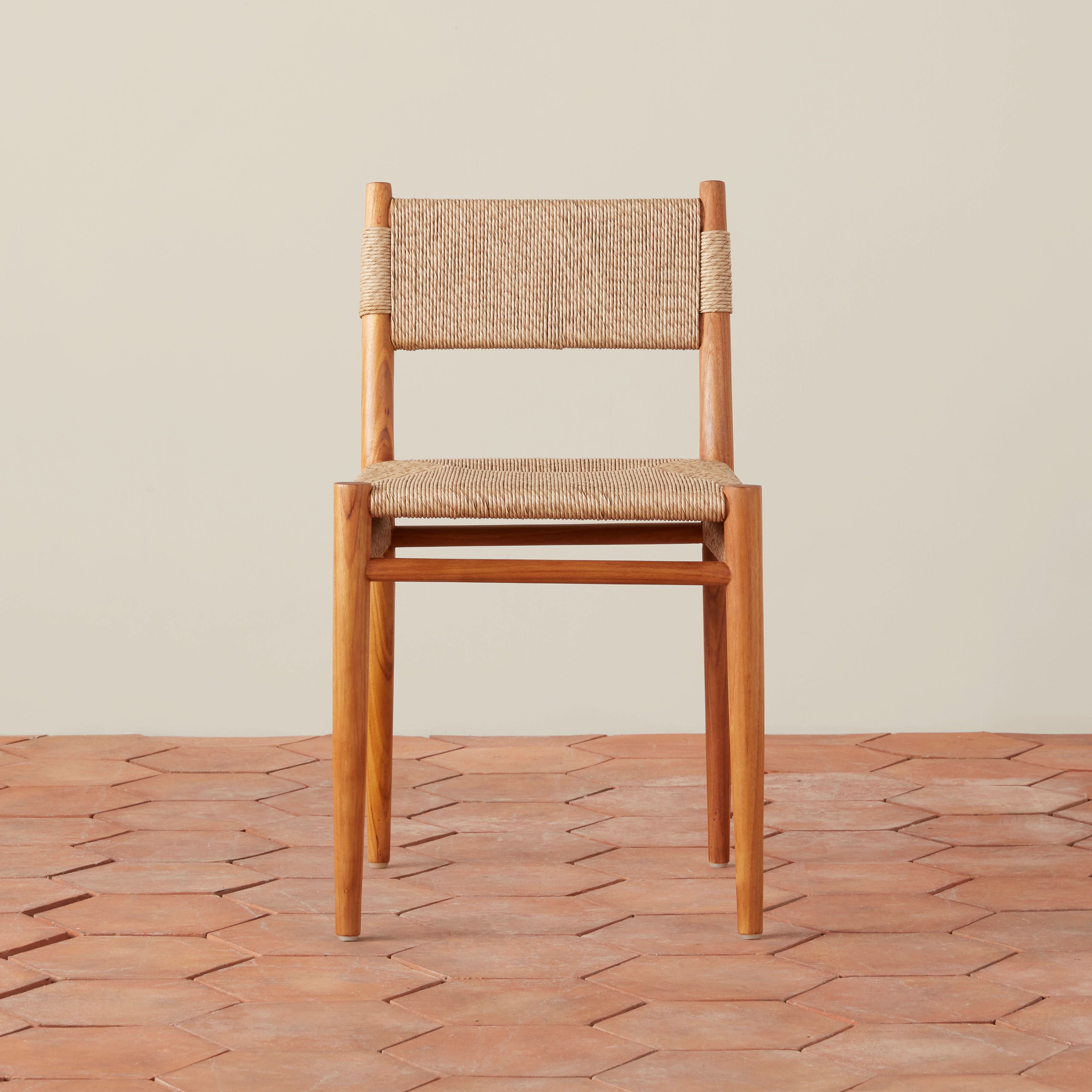 Chaise de salle à manger - Le jonc tressé résistant aux intempéries offre une option élégante et durable pour les repas en extérieur ou les zones de repas de cuisine très fréquentées