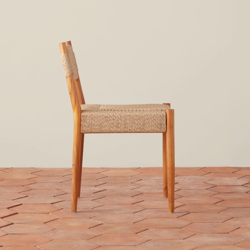 Chaise de salle à manger - Le jonc tressé résistant aux intempéries offre une option élégante et durable pour les repas en extérieur ou les zones de repas de cuisine très fréquentées