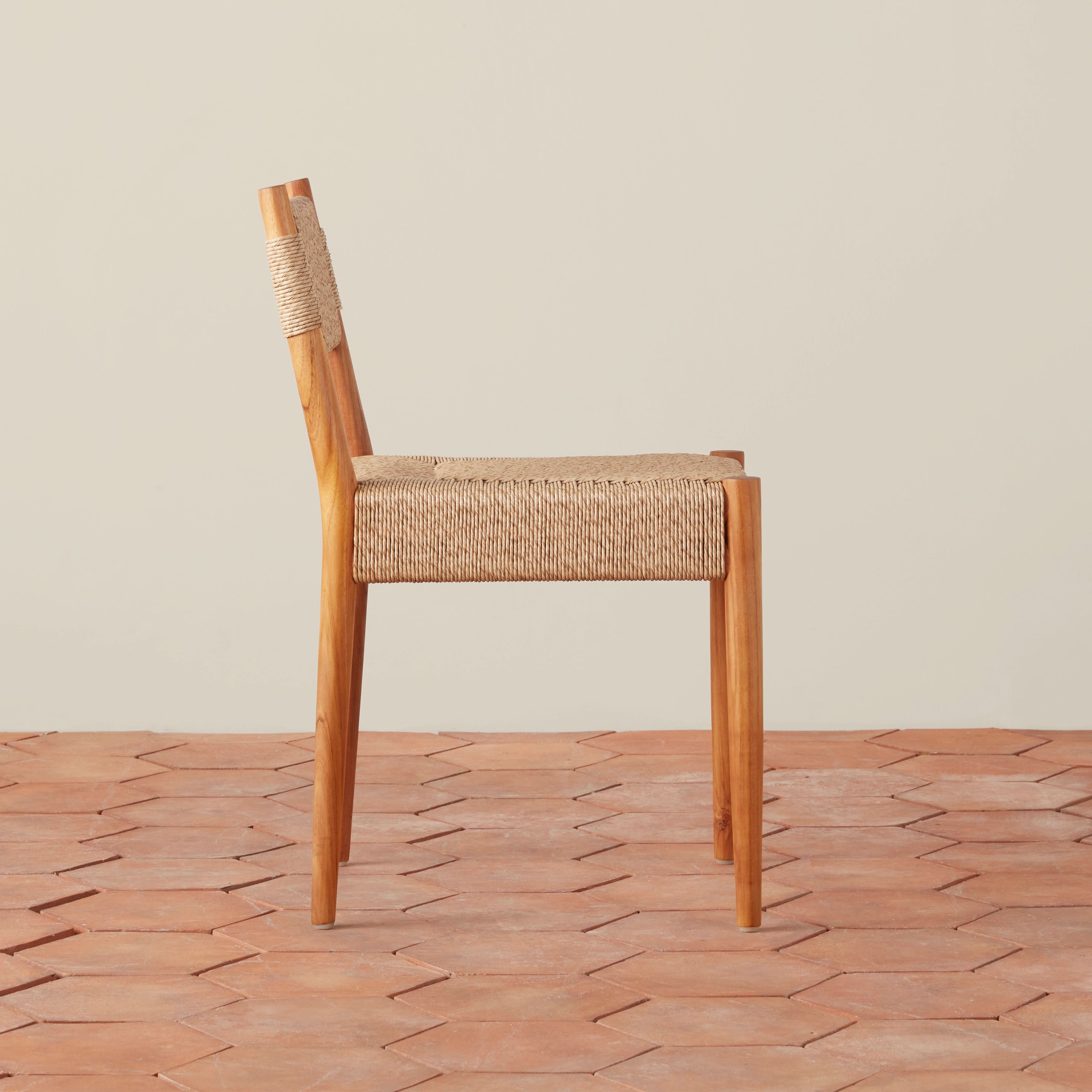 Chaise de salle à manger - Le jonc tressé résistant aux intempéries offre une option élégante et durable pour les repas en extérieur ou les zones de repas de cuisine très fréquentées