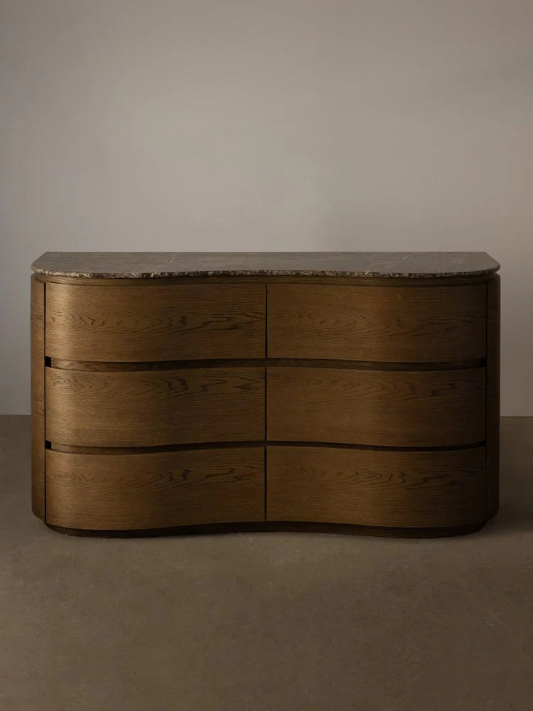 Façonner – donner une forme solide au mouvement et à la forme de l'eau – transformer le bois en une courbe d'une beauté impossible – relève autant de la poésie que...