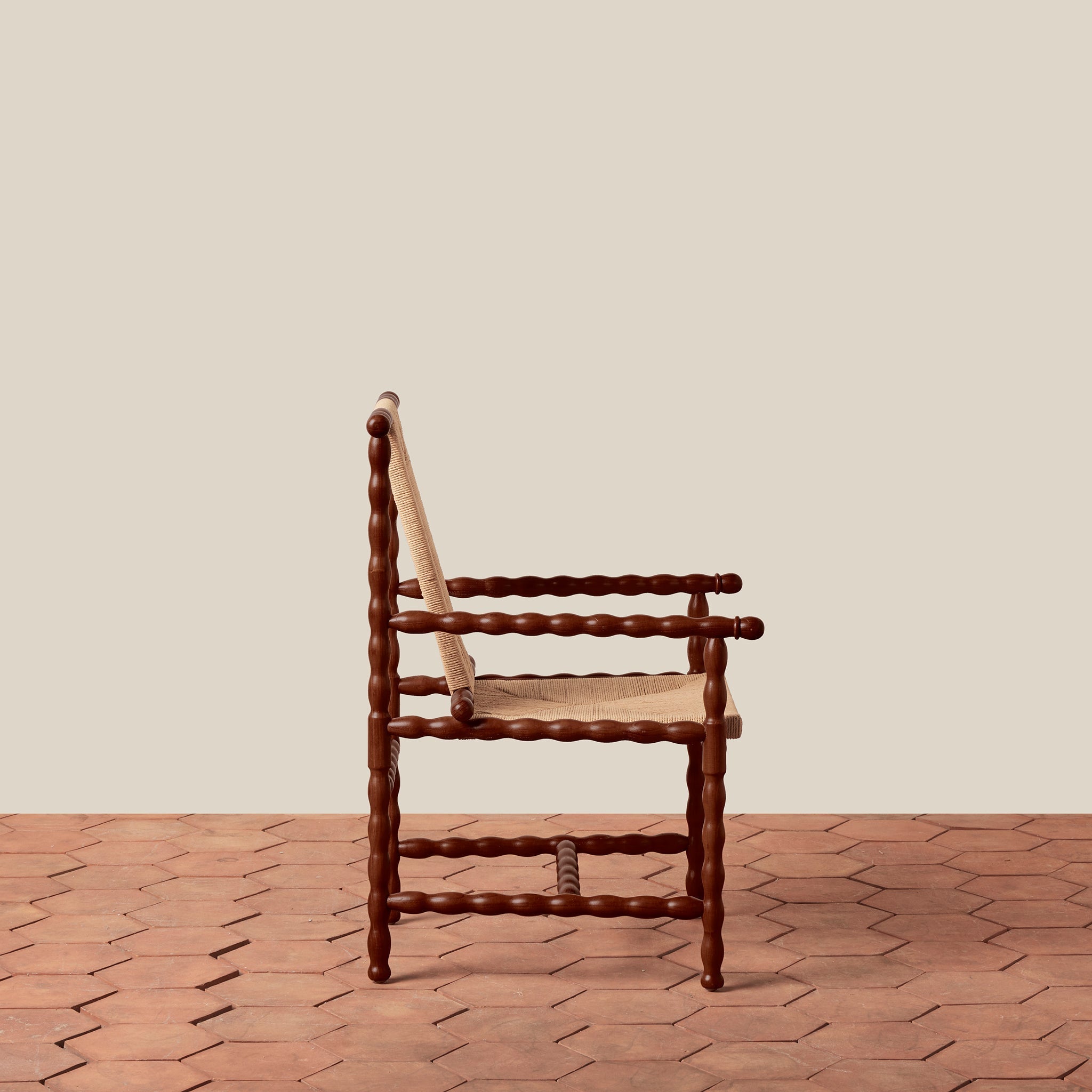 Fauteuil – la tradition artisanale du bois tourné et du cannage dégage un air raffiné et artisanal