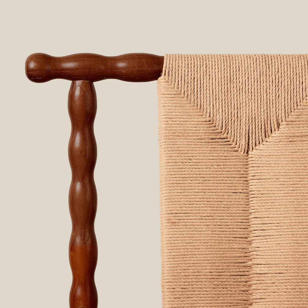 Fauteuil – la tradition artisanale du bois tourné et du cannage dégage un air raffiné et artisanal