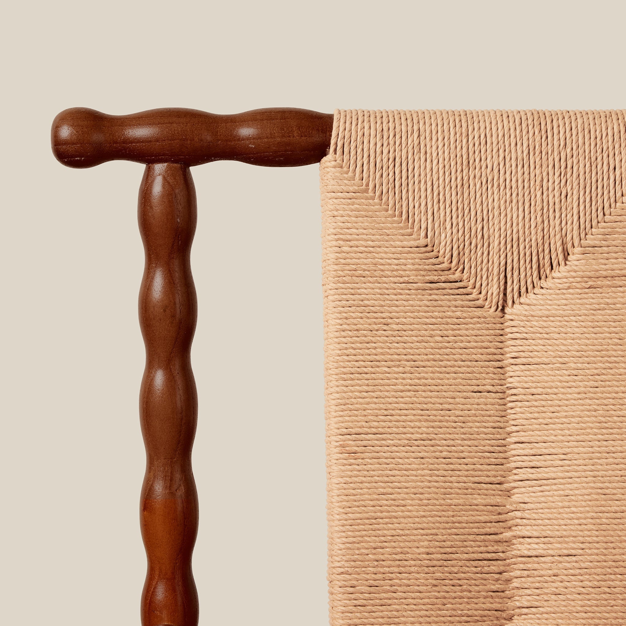 Fauteuil – la tradition artisanale du bois tourné et du cannage dégage un air raffiné et artisanal