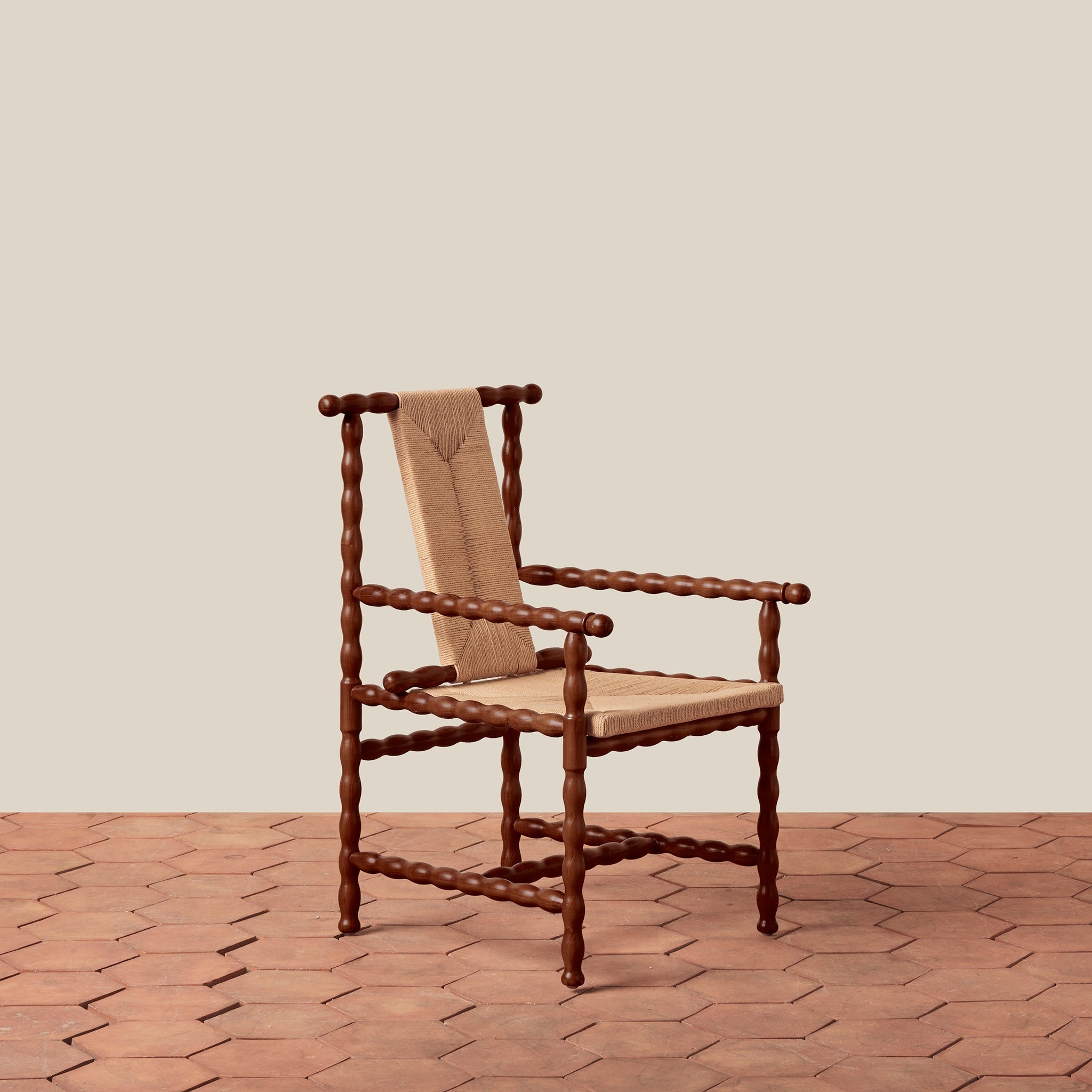 Fauteuil – la tradition artisanale du bois tourné et du cannage dégage un air raffiné et artisanal