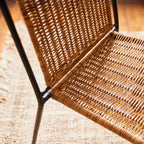 Chaise de salle à manger - fabriquée à partir de rotin issu de sources durables et de fer forgé martelé à la main, cette chaise de salle à manger empilable d'inspiration vintage...
