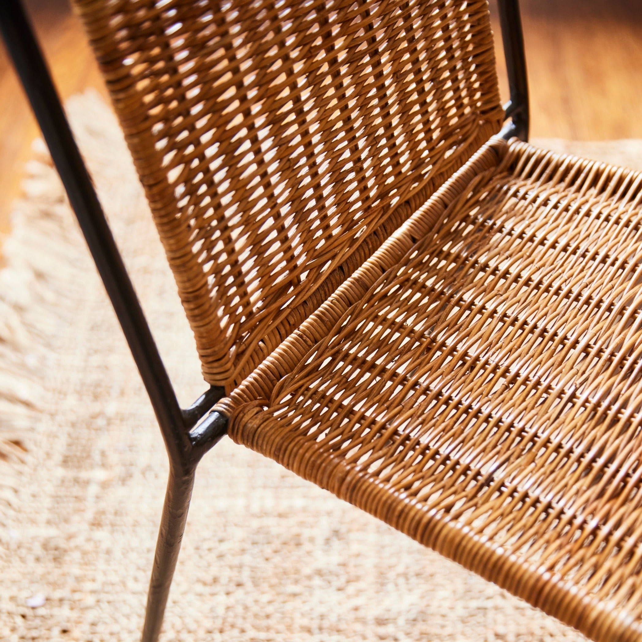 Chaise de salle à manger - fabriquée à partir de rotin issu de sources durables et de fer forgé martelé à la main, cette chaise de salle à manger empilable d'inspiration vintage...