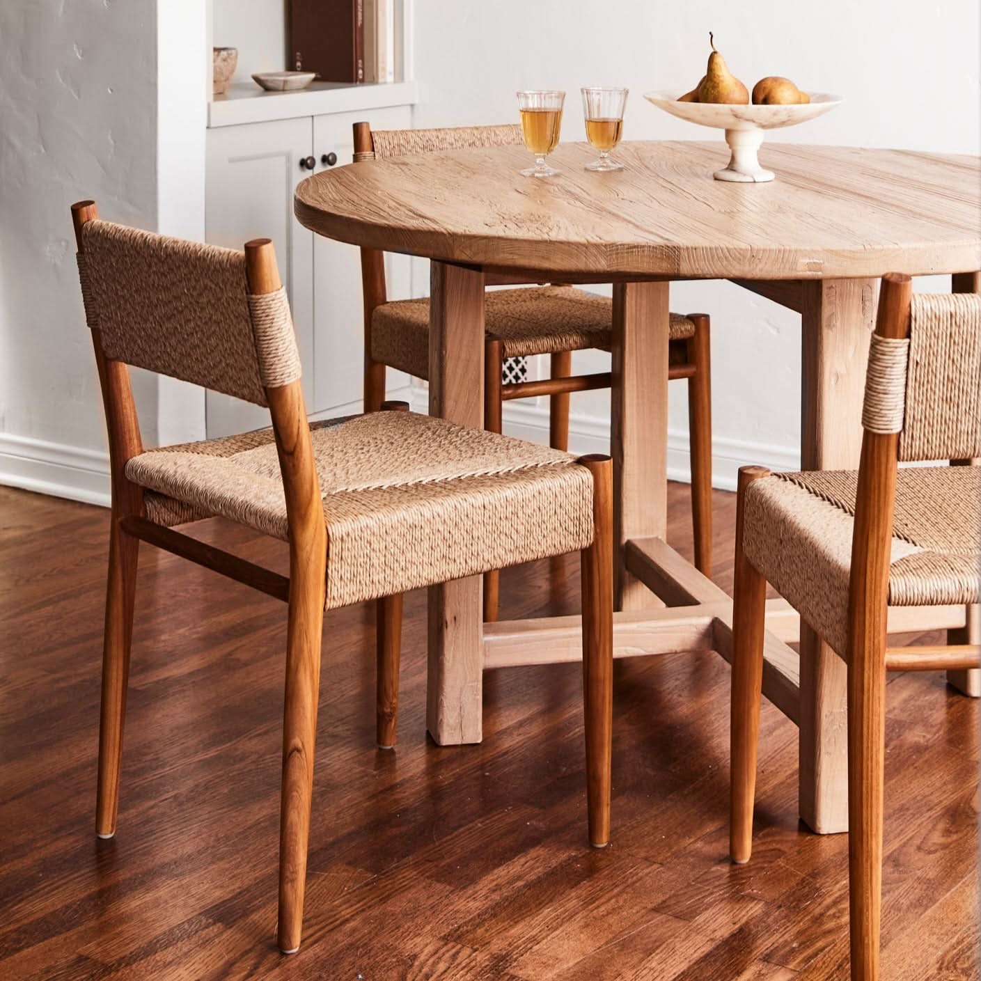 Chaise de salle à manger - Le jonc tressé résistant aux intempéries offre une option élégante et durable pour les repas en extérieur ou les zones de repas de cuisine très fréquentées
