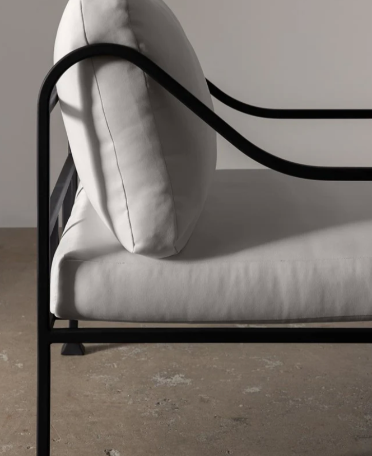 Chaise d'extérieur - chaise à pieds évasés, silhouette aux courbes organiques pour une assise confortable, construction pour usage extérieur