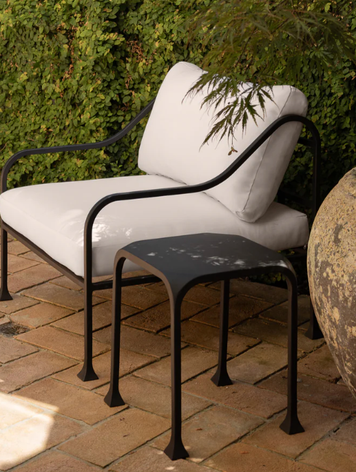 Chaise d'extérieur - chaise à pieds évasés, silhouette aux courbes organiques pour une assise confortable, construction pour usage extérieur