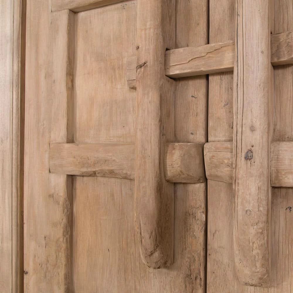 Meuble en orme - Fusion de design contemporain et rustique, cette pièce apporte à l'intérieur des éléments naturels terreux, bruts et texturés pour ancrer...
